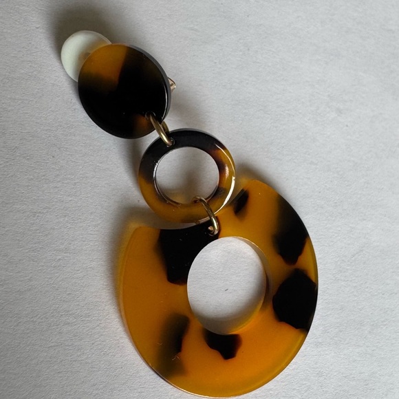 Leopard Clip On Earrings
(New) - Picture 4 of 4